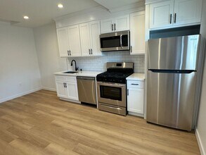 6125 Whitsett Ave, Unit 13 in Los Angeles, CA - Building Photo - Building Photo