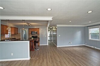 1071 Cranbrook Dr in Highland Heights, OH - Foto de edificio - Building Photo