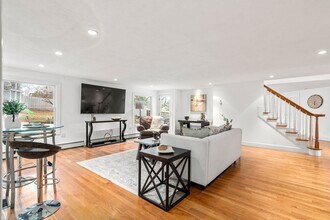 850 Dedham St in Newton, MA - Foto de edificio - Building Photo