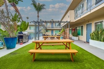 Apartment Complex Near SoFi Stadium in Inglewood, CA - Foto de edificio - Building Photo