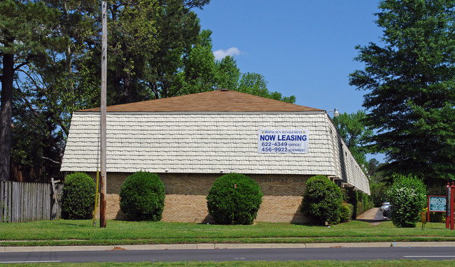 Century Plaza Apartments in Chesapeake, VA - Building Photo - Building Photo