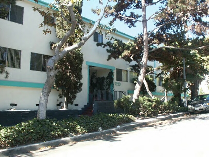 7920 Selma Ave in Los Angeles, CA - Building Photo