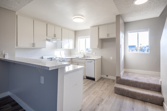 Fountain Creek Apartments in Long Beach, CA - Foto de edificio - Interior Photo