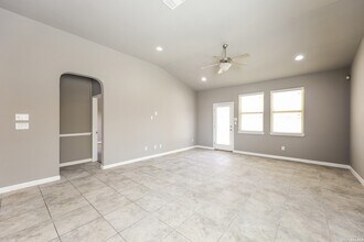 7906 Mahala Bluff in San Antonio, TX - Foto de edificio - Building Photo