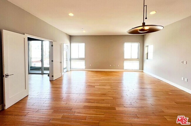 4211 Redwood Ave in Los Angeles, CA - Building Photo - Building Photo