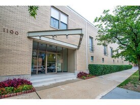 1100 W Cornelia Ave, Unit 120 in Chicago, IL - Building Photo