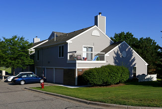 Oakleaf Townhomes in Burnsville, MN - Building Photo - Building Photo