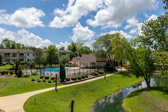 Natural Falls Resort Apartments in Woodridge, IL - Foto de edificio - Building Photo