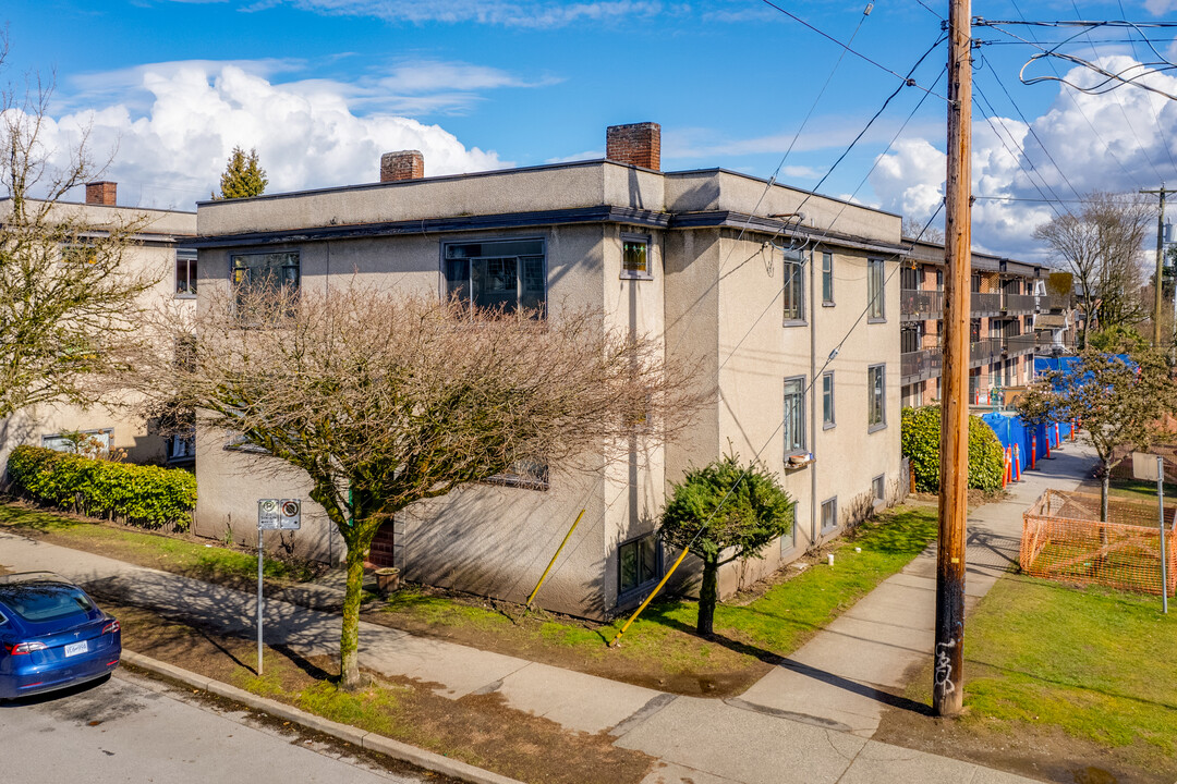 2050 Vine St in Vancouver, BC - Building Photo