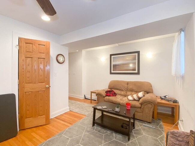 922 W Addison St, Unit G, Unit G