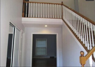 223 Springhouse Ln in Pittsburgh, PA - Foto de edificio - Building Photo