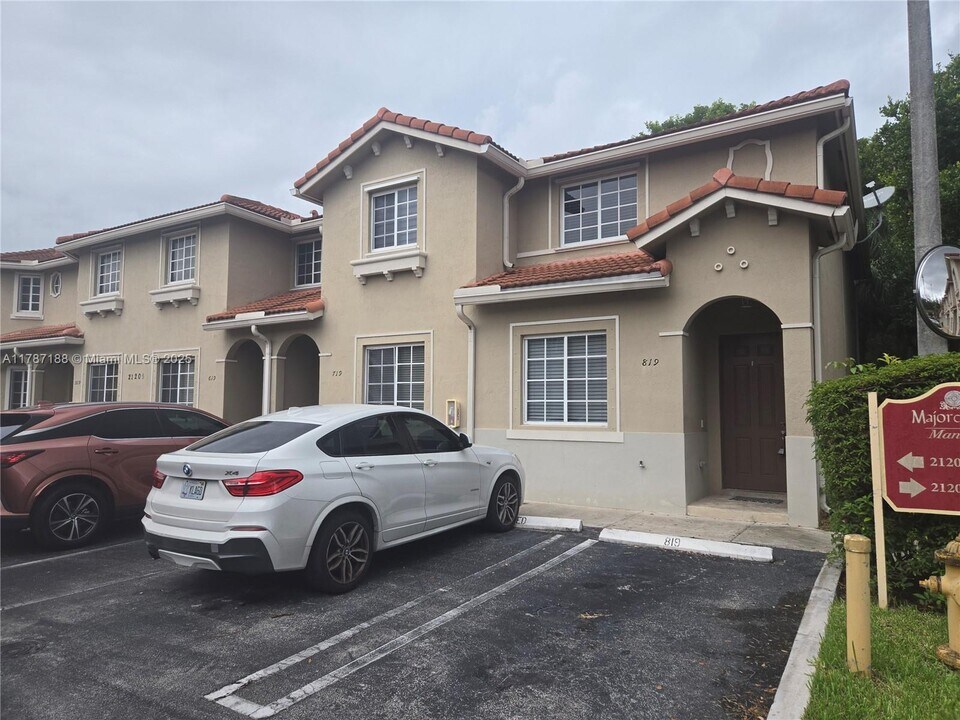 21205 NW 14th Pl in Miami Gardens, FL - Building Photo