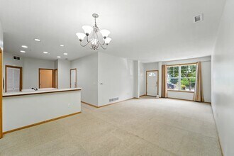 277 S 79th St in West Des Moines, IA - Foto de edificio - Building Photo