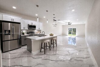 2423 Milton Ave S in Lehigh Acres, FL - Foto de edificio - Building Photo