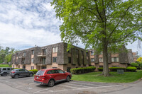 Forest Glenn Condominiums in Coraopolis, PA - Foto de edificio - Building Photo