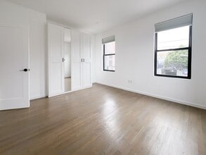 STEINWAY STREET in Queens, NY - Foto de edificio - Building Photo