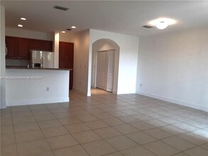 266 Las Brisas Cir in Weston, FL - Building Photo - Building Photo