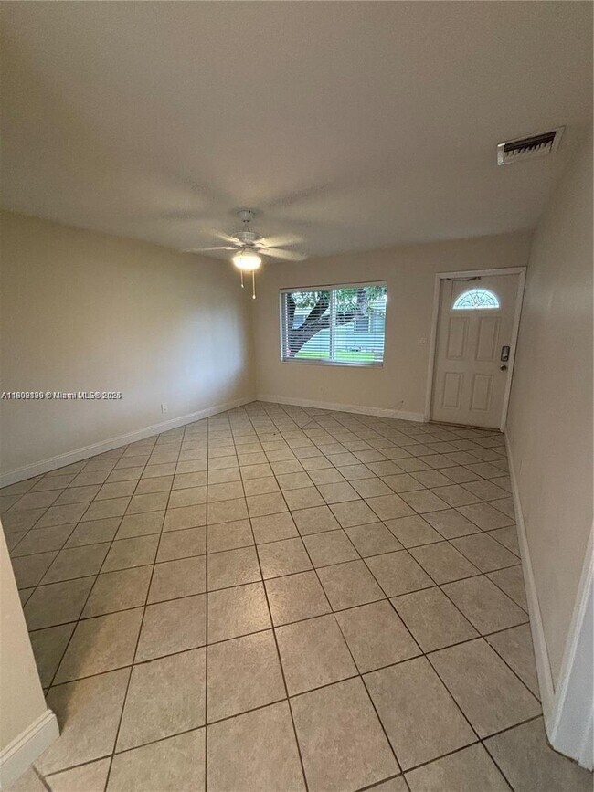 1061 NE 34th St in Oakland Park, FL - Building Photo - Building Photo