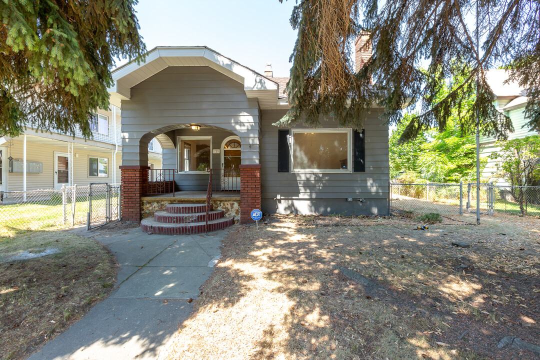 729 E Indiana Ave in Spokane, WA - Foto de edificio