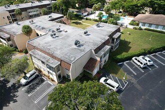 2710 Riverside Dr in Coral Springs, FL - Building Photo - Building Photo