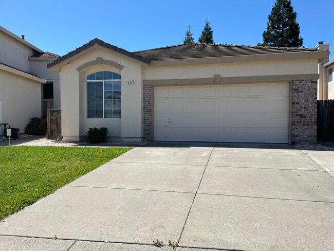 905 Sapphire Cir