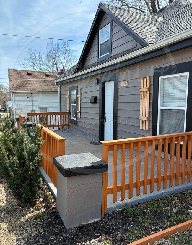 1223 W Hayward Ave in Independence, MO - Building Photo - Building Photo