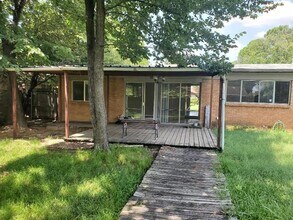 106 W Scotland Dr in Irving, TX - Building Photo - Building Photo