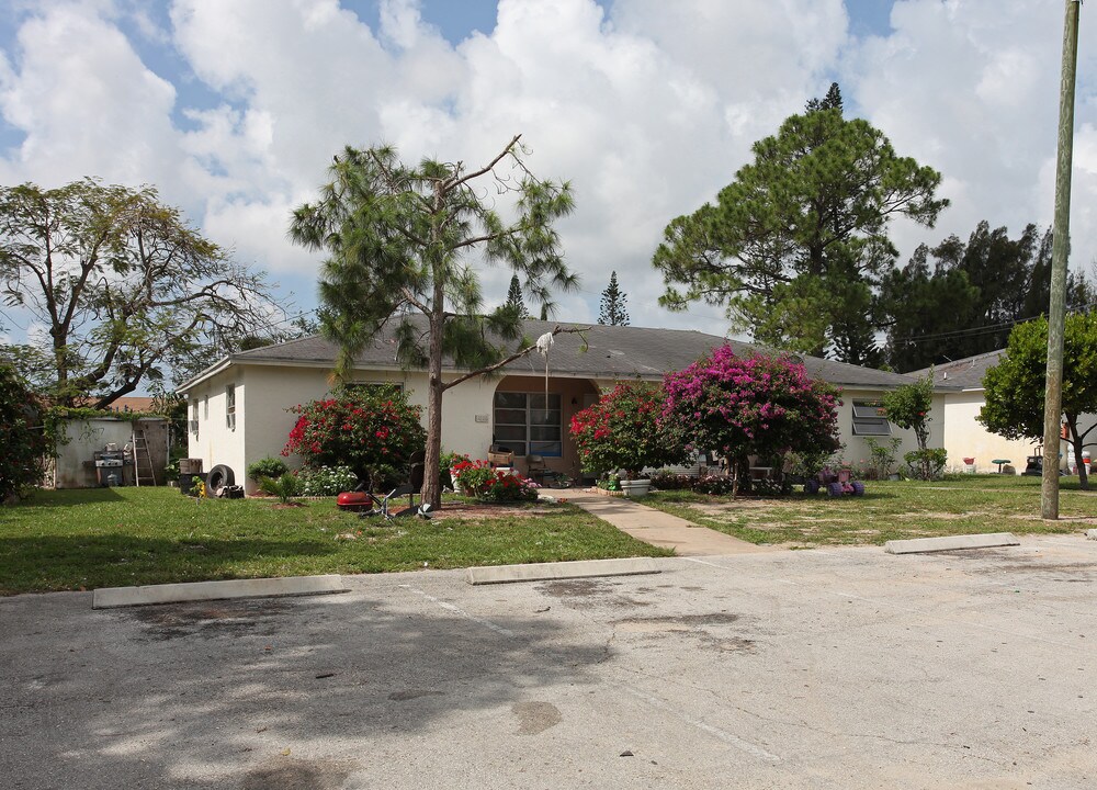 Elkwood Apartments in Lake Worth, FL - Building Photo