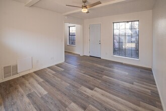 College Park Townhouses in Oklahoma City, OK - Foto de edificio - Interior Photo