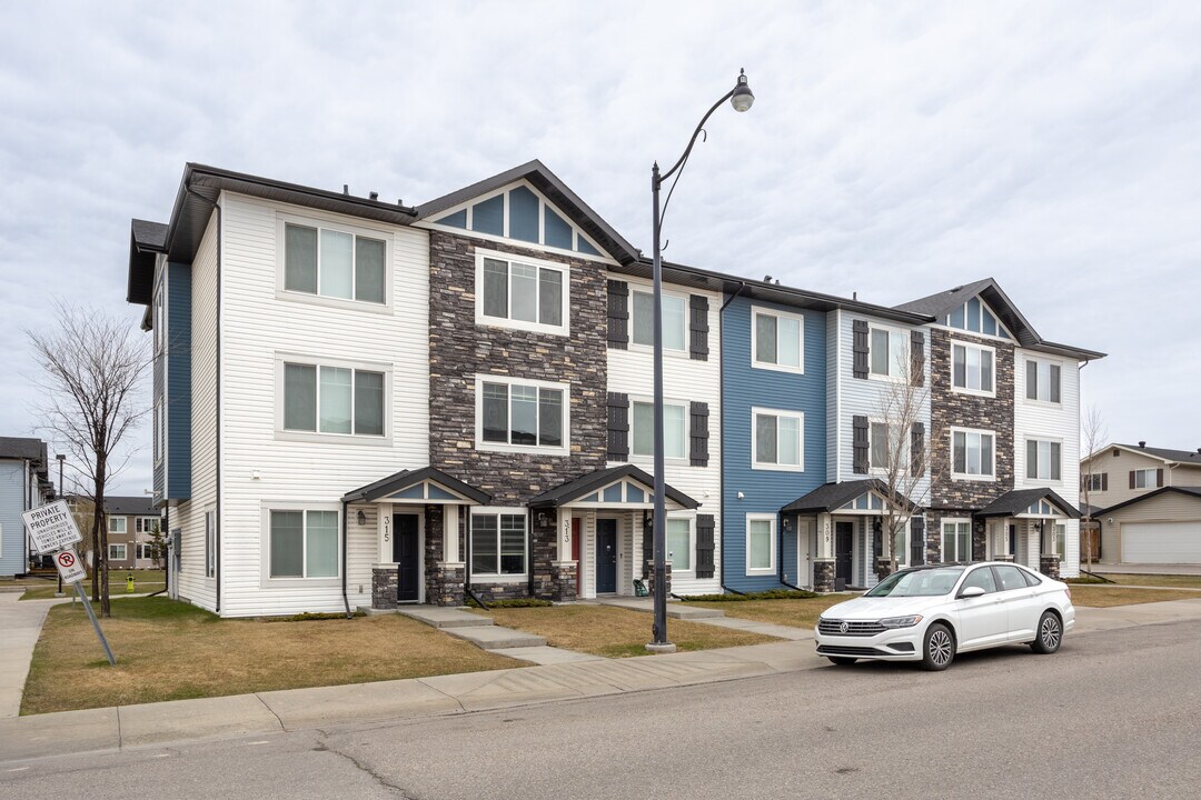 Tara Lake Townhomes in Calgary, AB - Building Photo