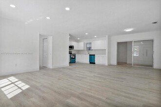 261 NE 172nd St in North Miami Beach, FL - Building Photo - Building Photo