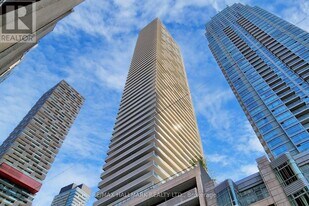 2221 Yonge St in Toronto, ON - Building Photo