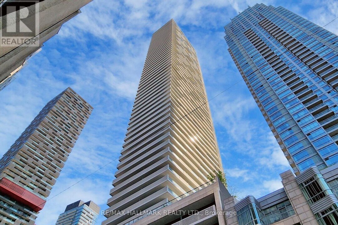 2221 Yonge St in Toronto, ON - Building Photo