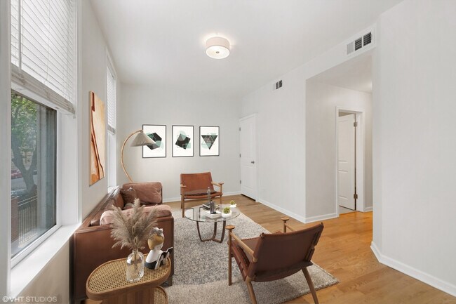 2434 N Southport Ave, Unit 2F in Chicago, IL - Foto de edificio - Building Photo