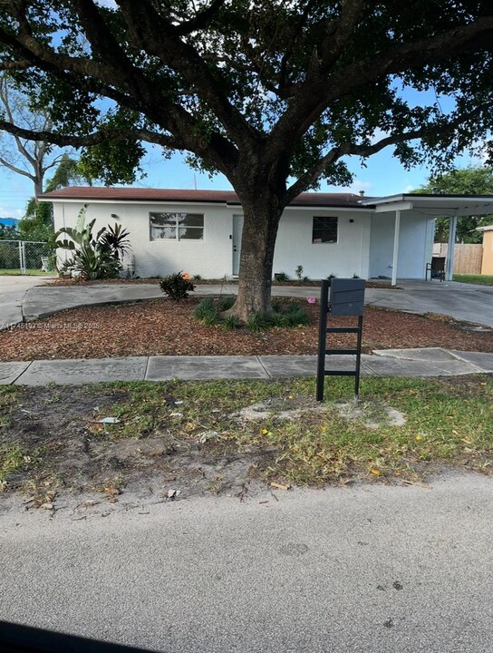 1511 Avenue H W in Riviera Beach, FL - Building Photo