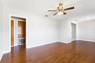 210 Dryden Dr in San Antonio, TX - Building Photo - Building Photo