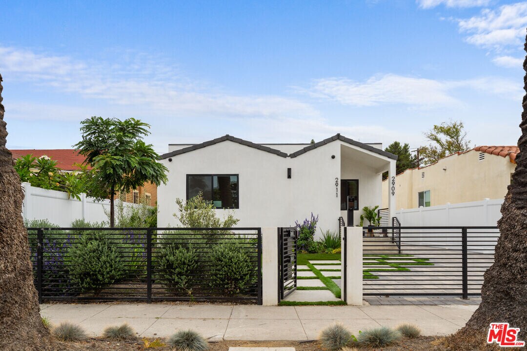 2911 S Rimpau Blvd in Los Angeles, CA - Building Photo