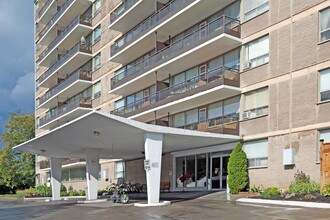 Yorkshire Towers in St Catharines, ON - Building Photo - Building Photo