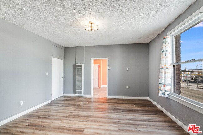 256 W Florence Ave in Los Angeles, CA - Building Photo - Building Photo