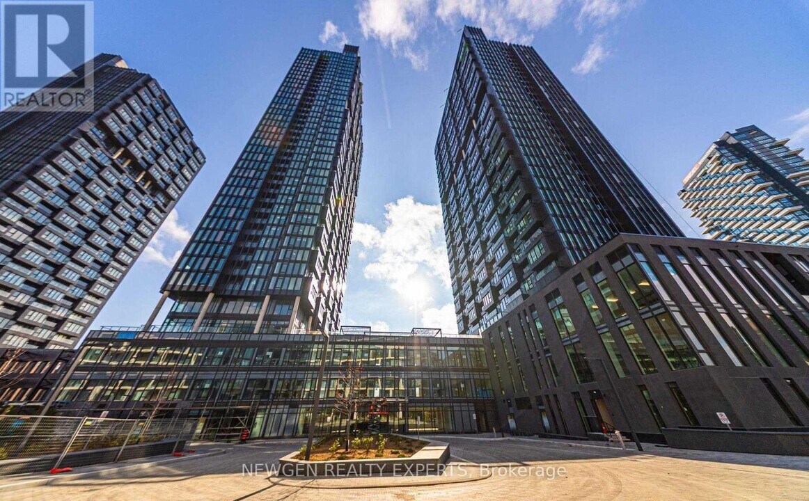 1 Quarrington Lane in North York, ON - Building Photo