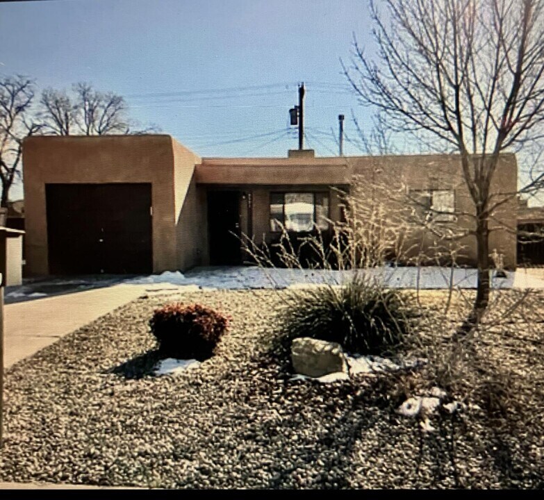 8902 Aztec Rd NE in Albuquerque, NM - Building Photo