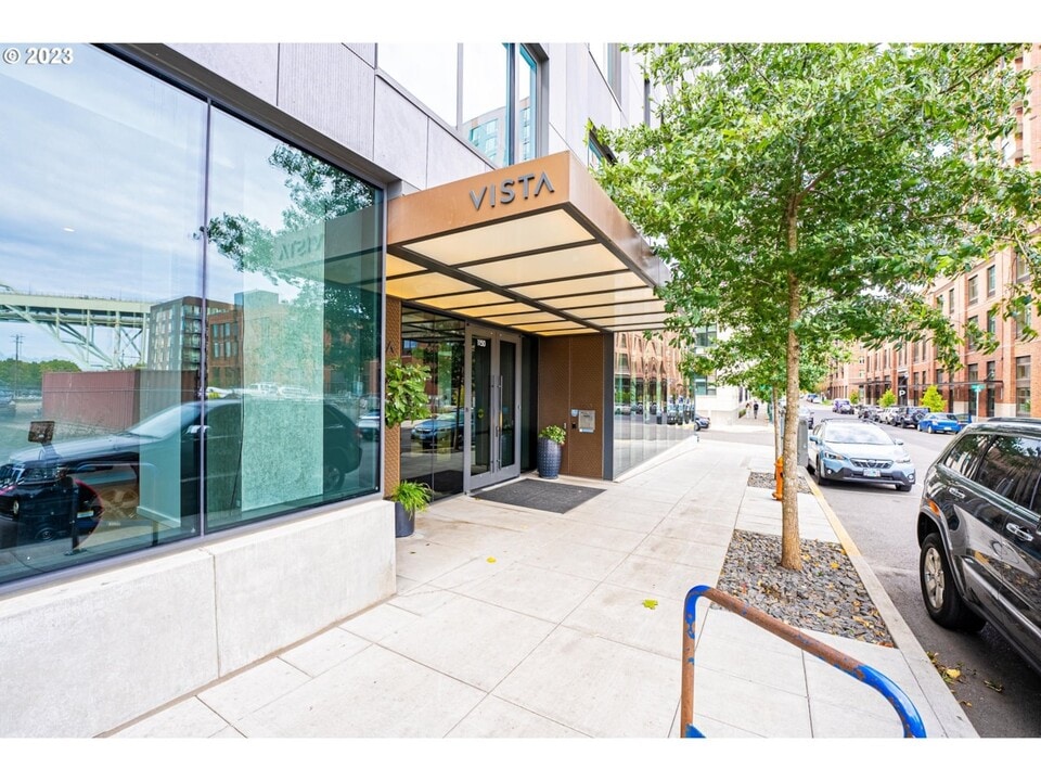 1150 NW Quimby St, Unit 222 in Portland, OR - Building Photo