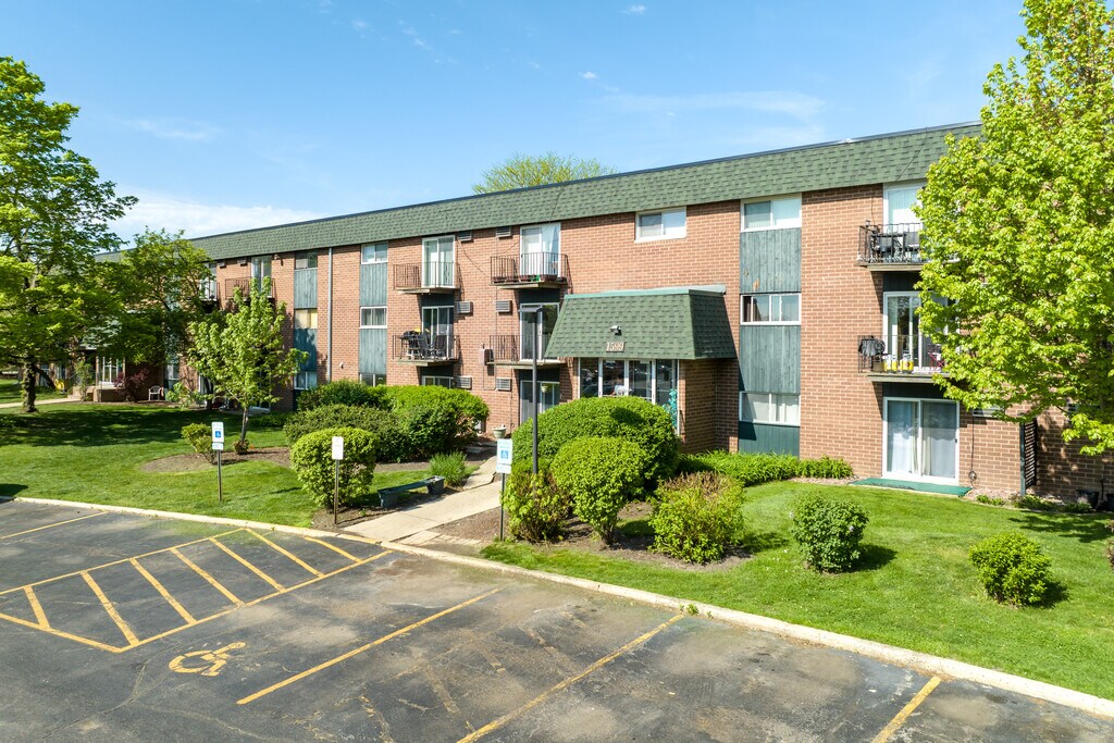 Medinah Terrace of Itasca Apartments in Itasca, IL