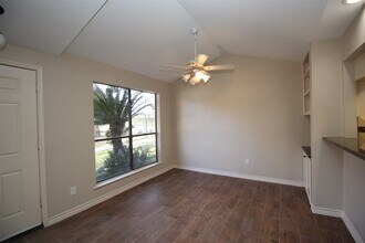 13 Hideaway Dr in Friendswood, TX - Building Photo - Building Photo