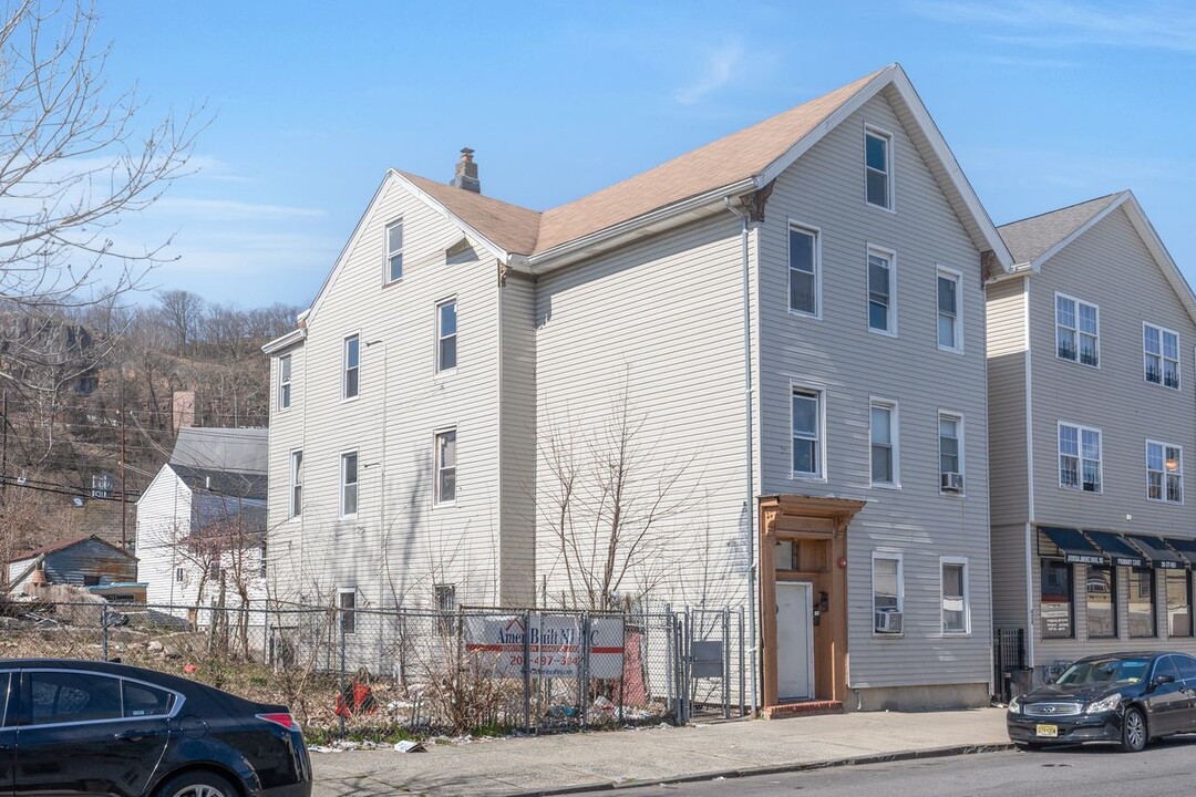 630 Main St in Paterson, NJ - Building Photo