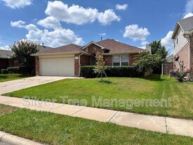 10316 Lake Terrace in Hurst, TX - Building Photo