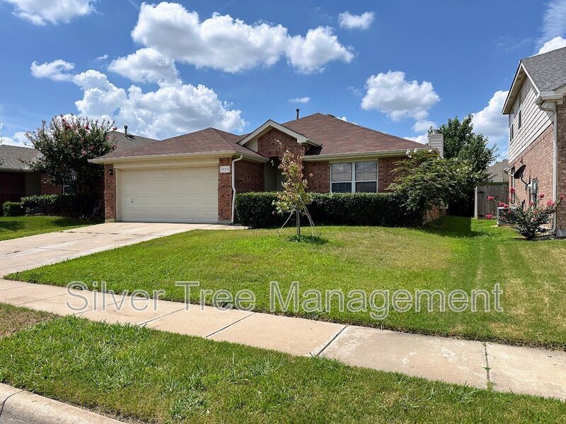 10316 Lake Terrace in Hurst, TX - Building Photo