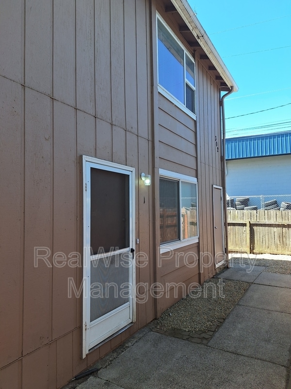302 Edwards St in Medford, OR - Building Photo - Building Photo