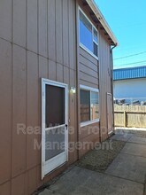 302 Edwards St in Medford, OR - Building Photo - Building Photo