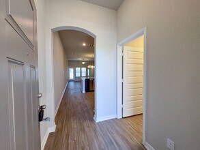 9306 Frio Lndg in Converse, TX - Foto de edificio - Building Photo